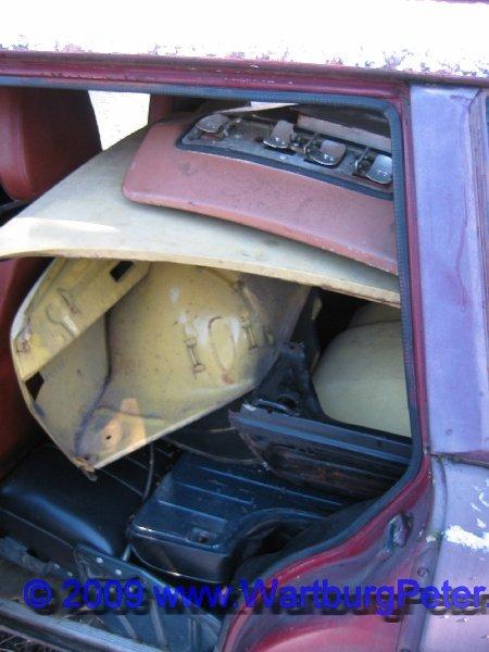 20090214_img_5055.jpg - Erstbesitz, Ölomatic, belgisches Fabrikat, Wartburg Tourist, Bj. 1972, schade um das Auto. Aber stimmt schon, selbst wenn ich ihn zu Olaf bringen würde, ich müßte ihn 500km weit transportieren. Das rechnet sich nicht, da geht ein Vermögen bei drauf und dann? Dann fehlt das Geld für wichtigeres!