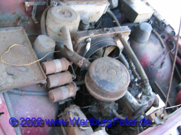 20090214_img_5068.jpg - Der alte Meister hat mit seinem Dienstwagen so manche Fahrt zu Kunden unternommen, um Kupplungen vor der Haustür zu wechseln. Das war noch Service! Berechnet wurde noch nicht mal die Anfahrt. Das Blech neben den Zündspulen sollte als Ablage für Werkzeug dienen.Ansonsten schwört auch er auf die unkomplizierte Technik. 